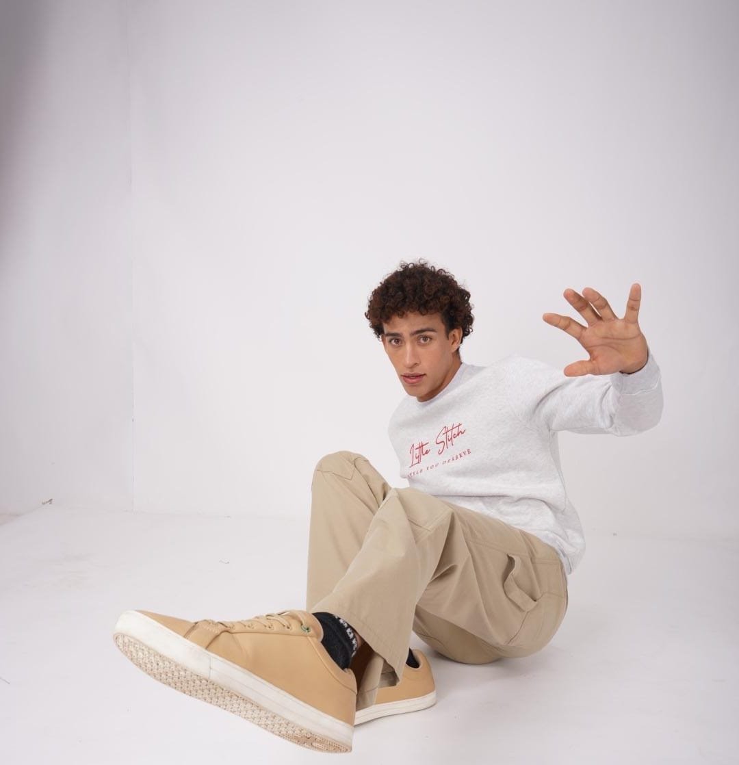 SIMPLE AND AESTHETIC : WHITE SWEATSHIRT FOR NEW GENERATION - Image 2