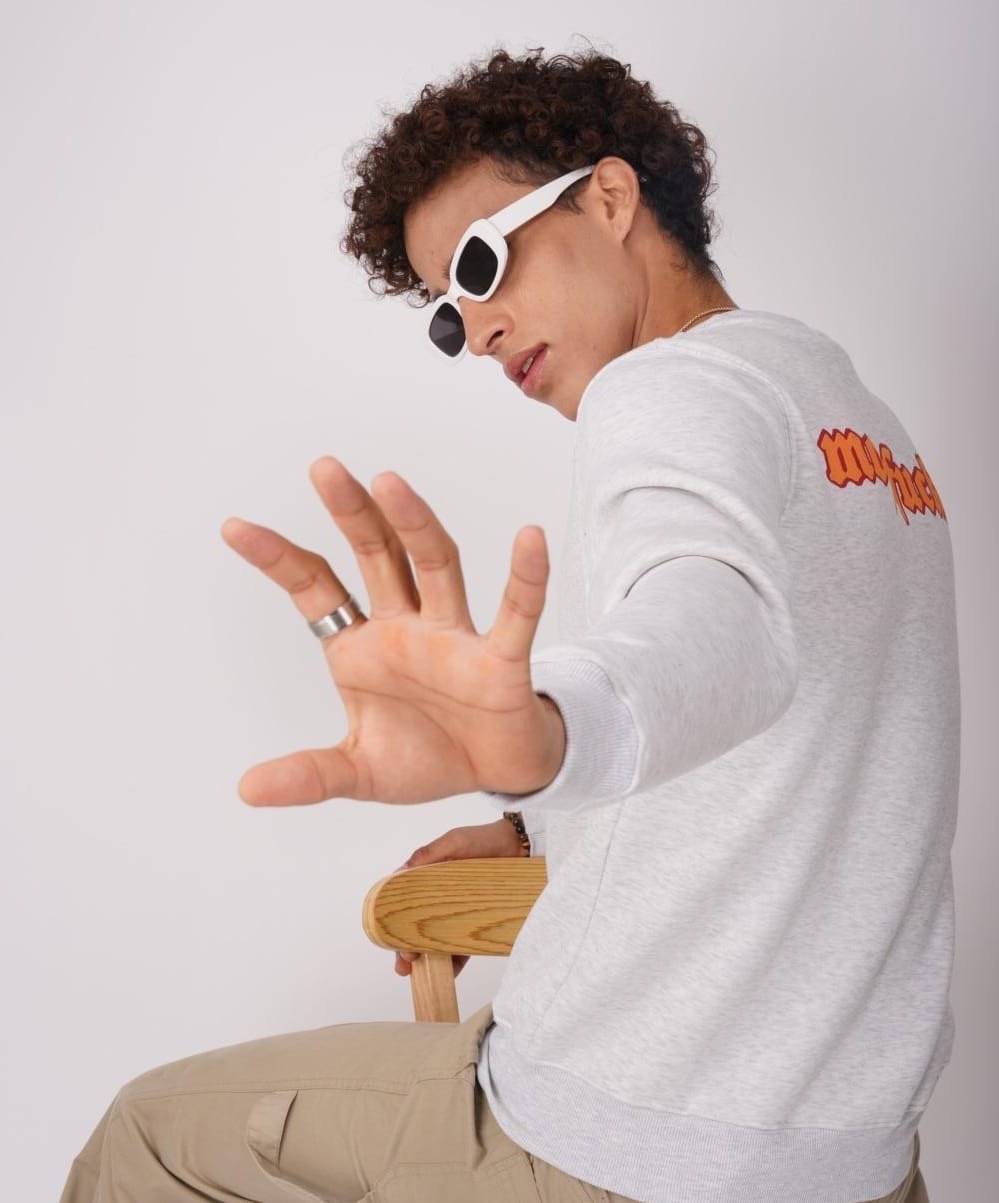 SIMPLE AND AESTHETIC : WHITE SWEATSHIRT FOR NEW GENERATION - Image 3